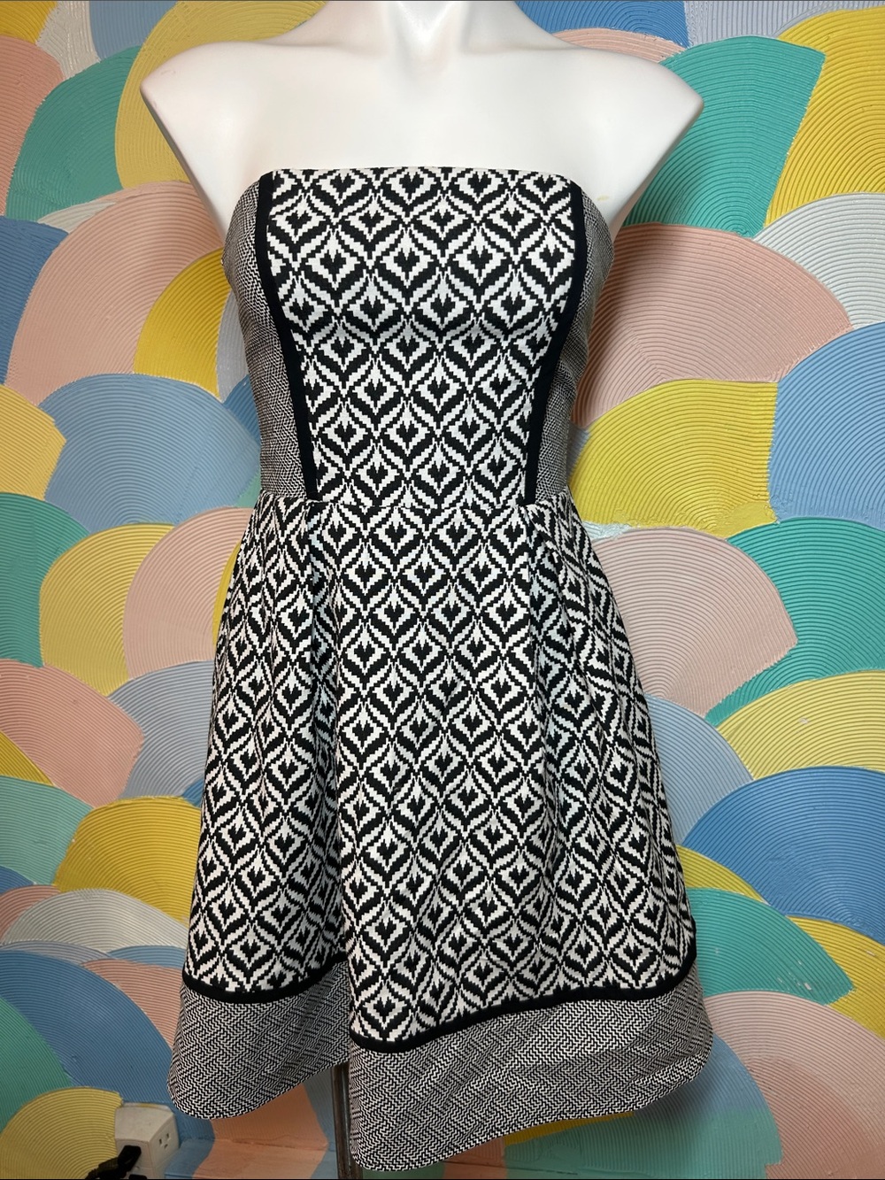 Harper Strapless Black and White Geometric Fit-and-Flare Dress sz S